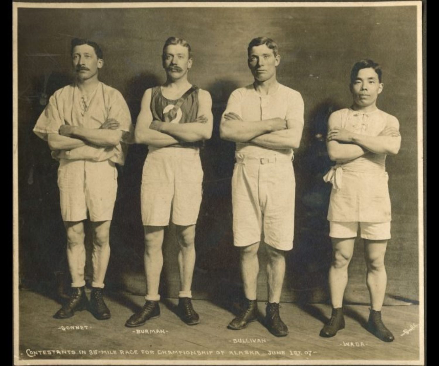 Jujiro Wada with other marathon racers.